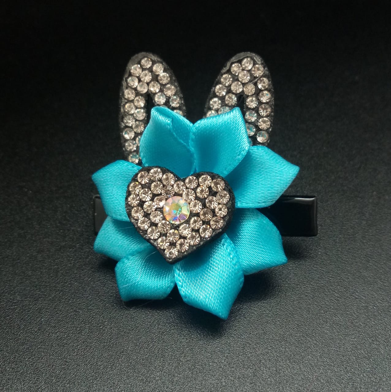 картинка Заколка голубой Цветок с ушами и сердцем в стразах от магазина El Corazon