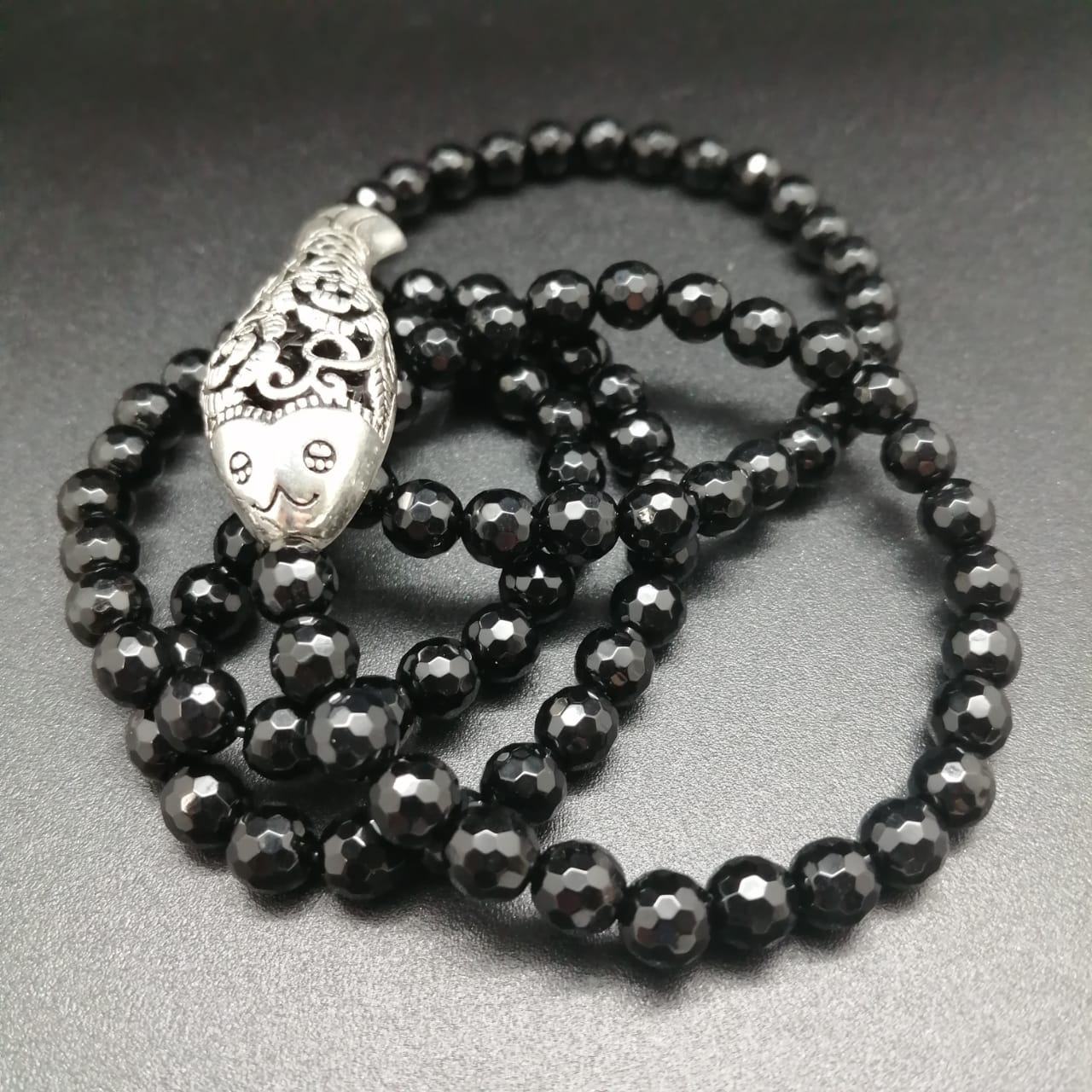 картинка Браслет - ожерелье Рыбка 4 см из серебра и черного граненного  Агата, 60 см от магазина El Corazon