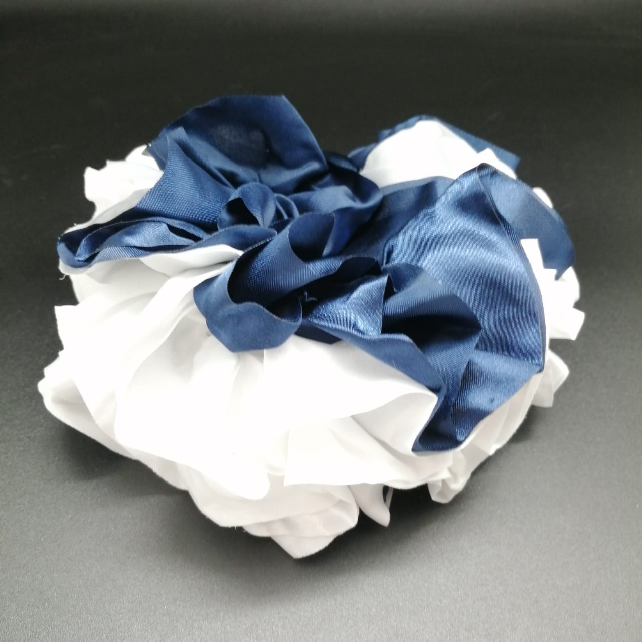 картинка Резинка для волос из атласных лент d 15 см, белая с синим от магазина El Corazon