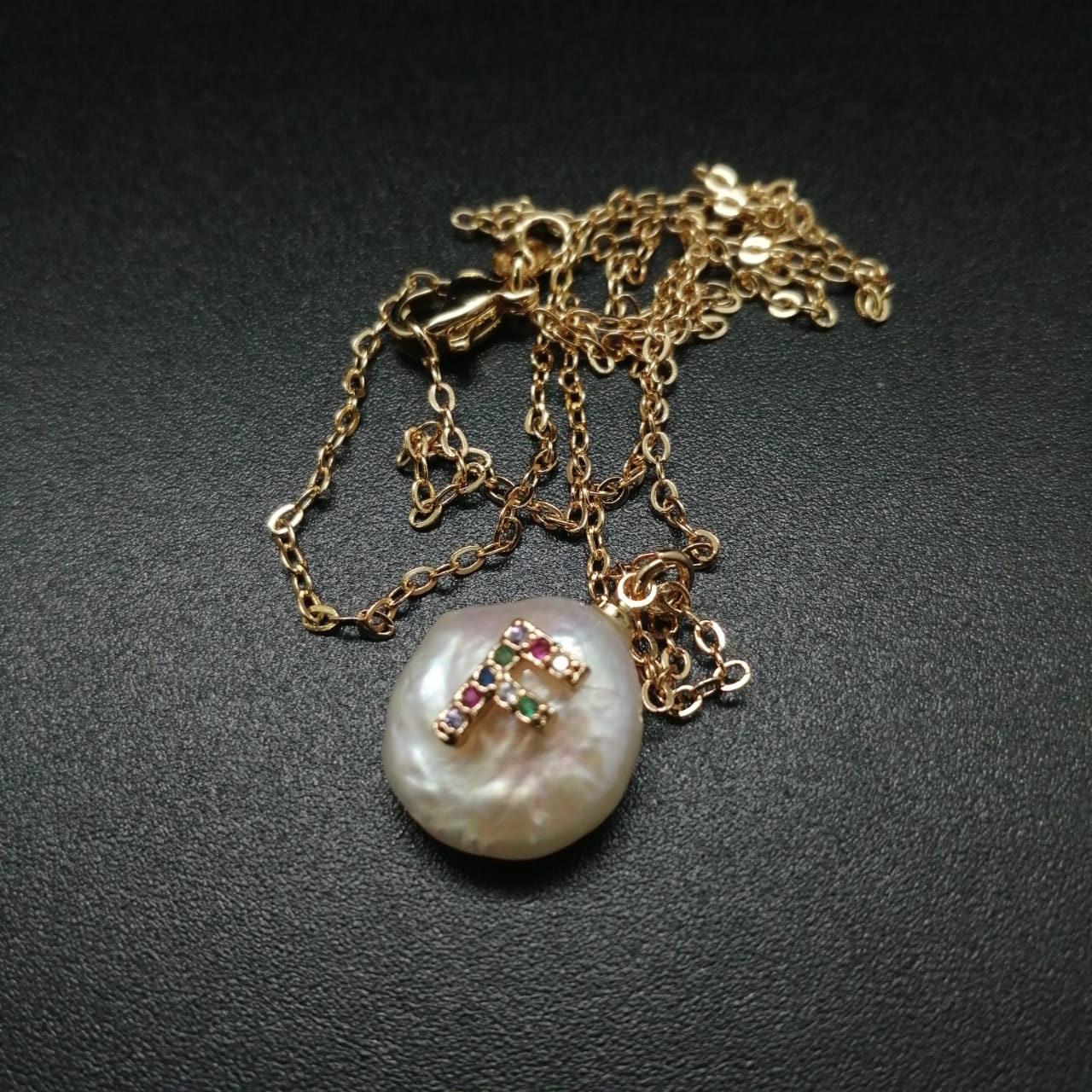 картинка Кулон на цепочке из жемчуга, камня цирконий и ювелирного металла, F от магазина El Corazon