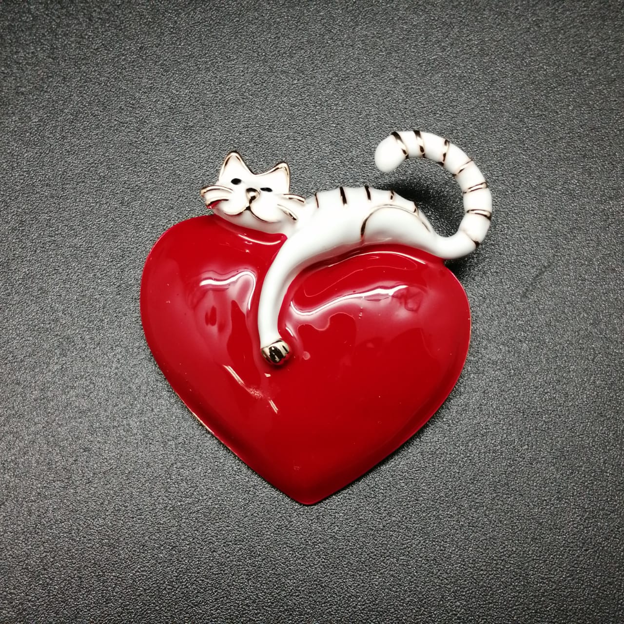 картинка Брошь белый кот на большом красном сердце от магазина El Corazon