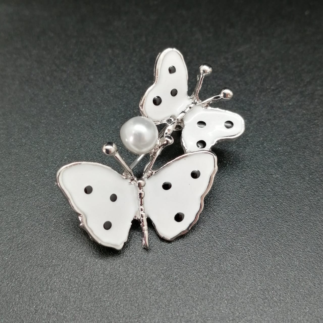 картинка Брошь Белые бабочки от магазина El Corazon