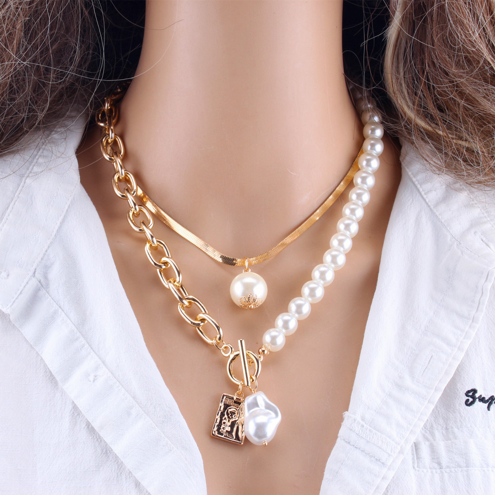 картинка Ожерелье с белыми бусинами, цепью и квадратным кулоном с ангелом от магазина El Corazon