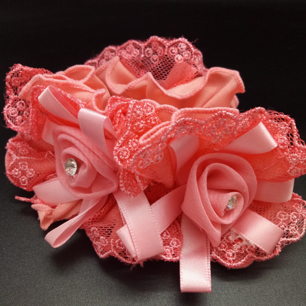 картинка Резинка для волос тканевая, Розы в кружевах d - 12 см темно розовый от магазина El Corazon