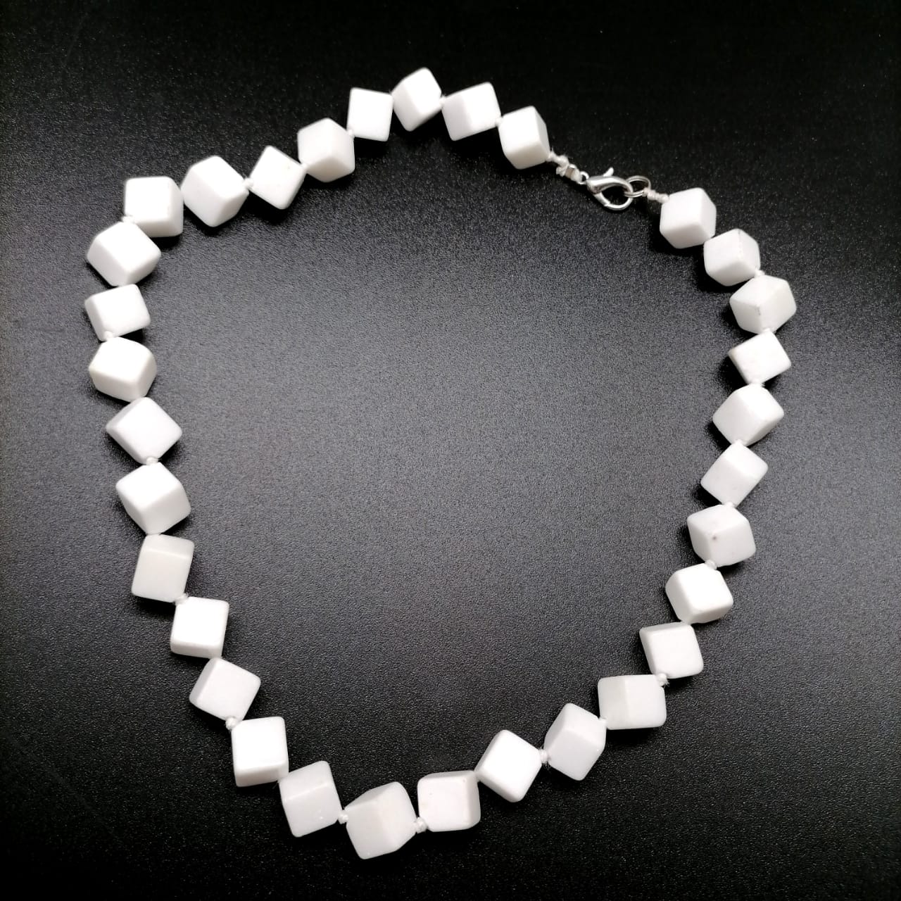 картинка Ожерелье 47 см из квадратных бусин белого Агата от магазина El Corazon