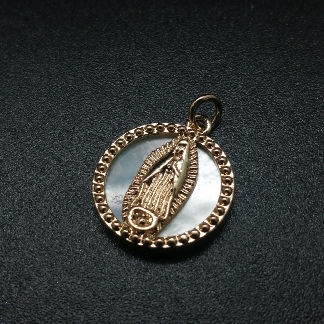 картинка Круглый кулон из жемчуга и ювелирного металла,  Дева Мария от магазина El Corazon