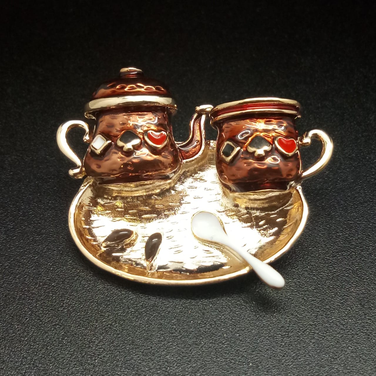 картинка Брошь Поднос с чайником, чашкой и ложкой от магазина El Corazon