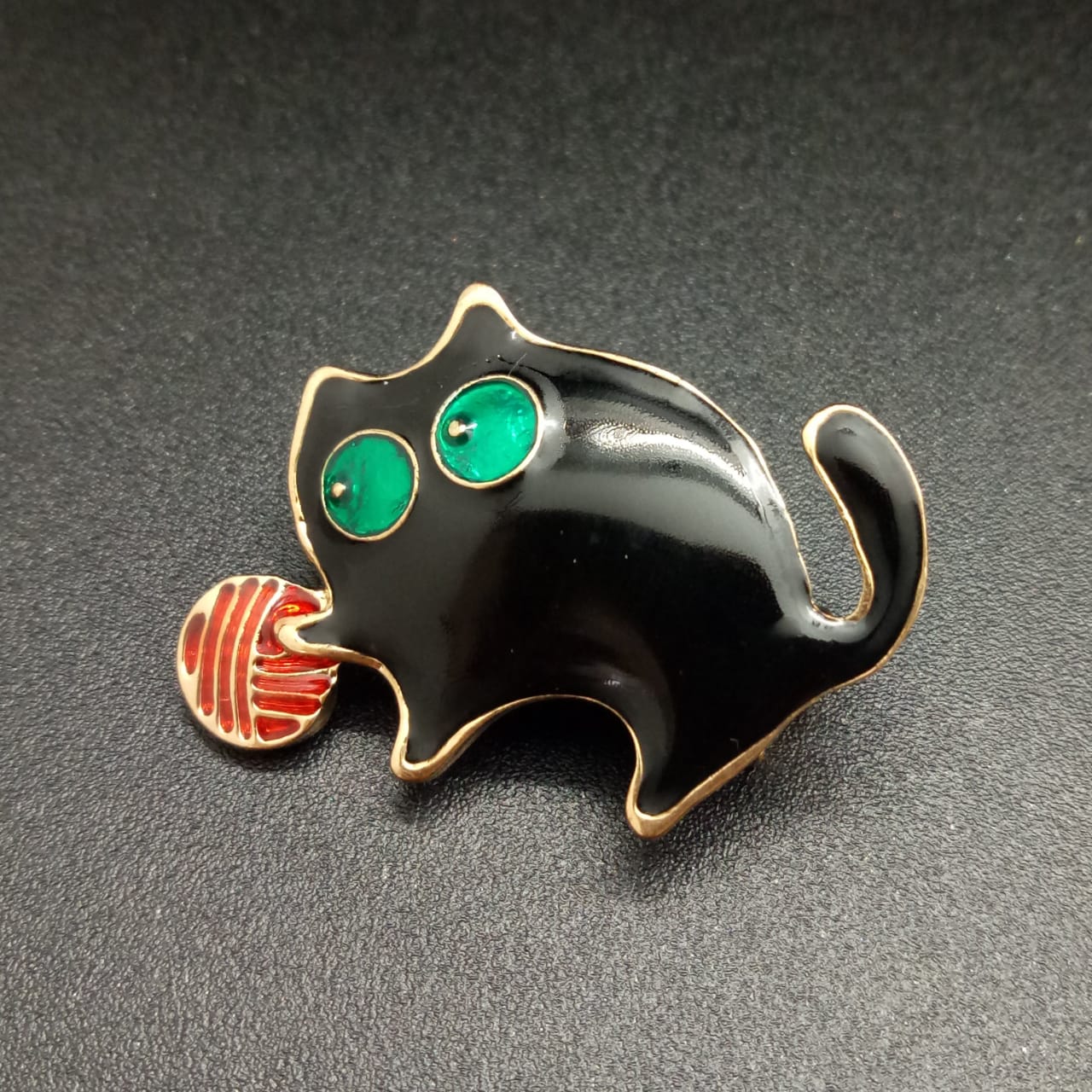 картинка Брошь Черный котик с клубком  BR0381 от магазина El Corazon