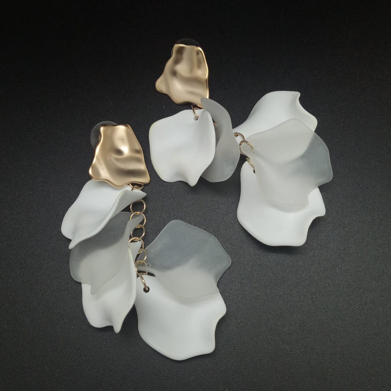 картинка Серьги белые Лепестки из Полимерной глины и дорогой Корейской фурнитуры 7 см от магазина El Corazon