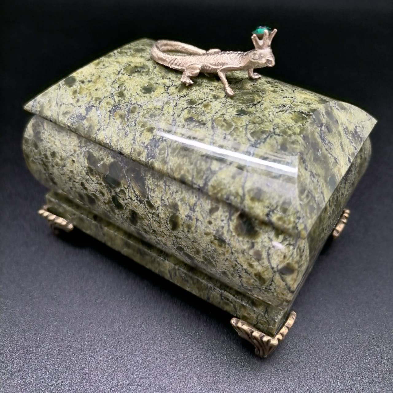 картинка Шкатулка 6.5х9.6 см из камня Змеевик и фигуркой ящерка  от магазина El Corazon