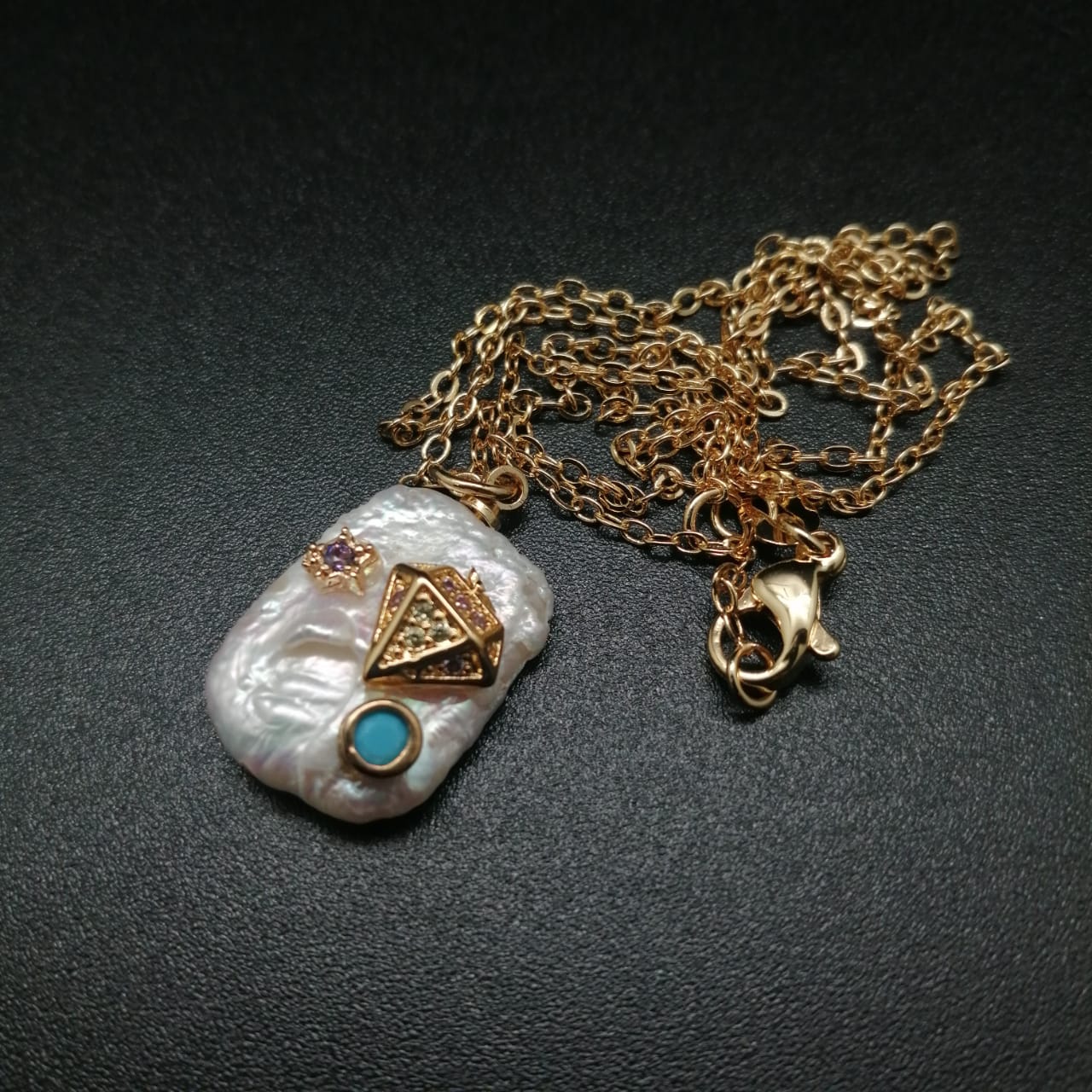 картинка Кулон на цепочке 03 из жемчуга, камня цирконий и ювелирного металла от магазина El Corazon