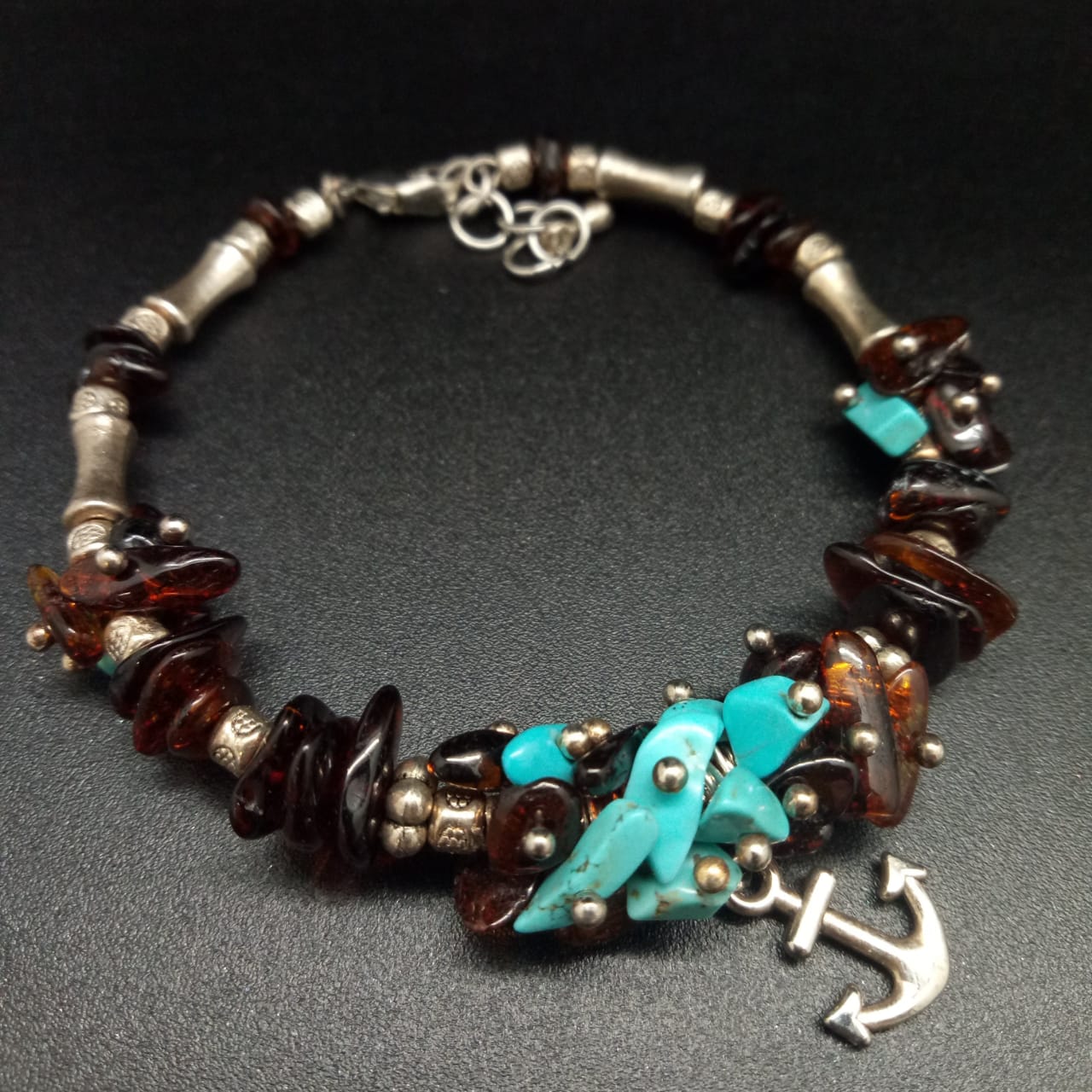 картинка Браслет d 6,6 см, из янтаря, бирюзы, ювелирного металла и шармов 02 bracelet-156 от магазина El Corazon