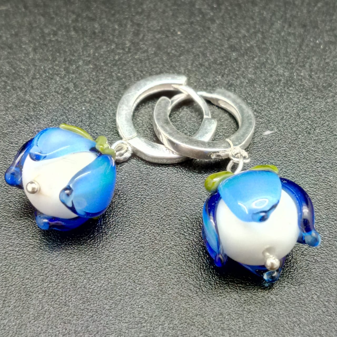 картинка Серьги синие Цветочки из серебра и стекла Лэмпворк 0,8 см от магазина El Corazon