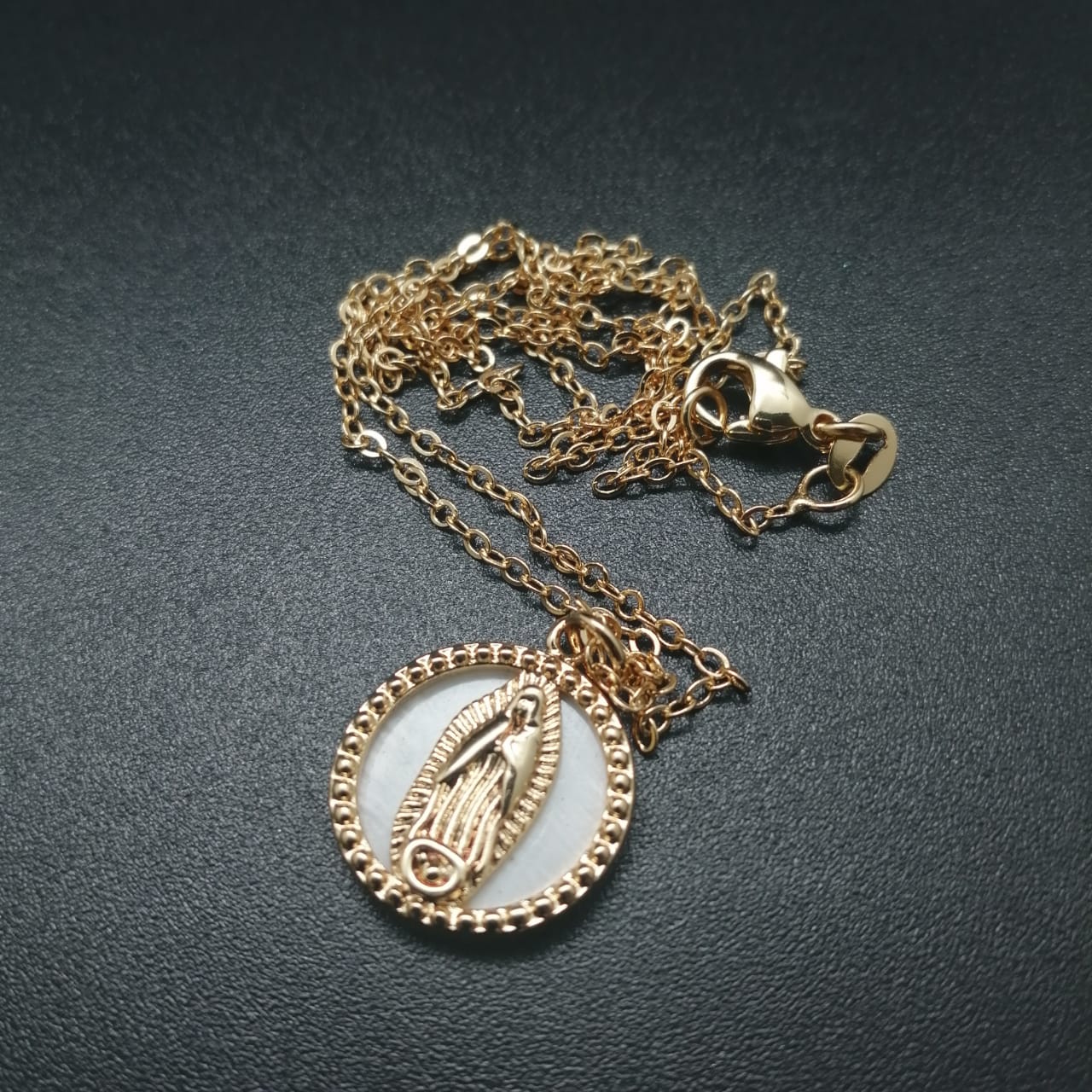 картинка Круглый кулон на цепочке из жемчуга и ювелирного металла,  Дева Мария от магазина El Corazon