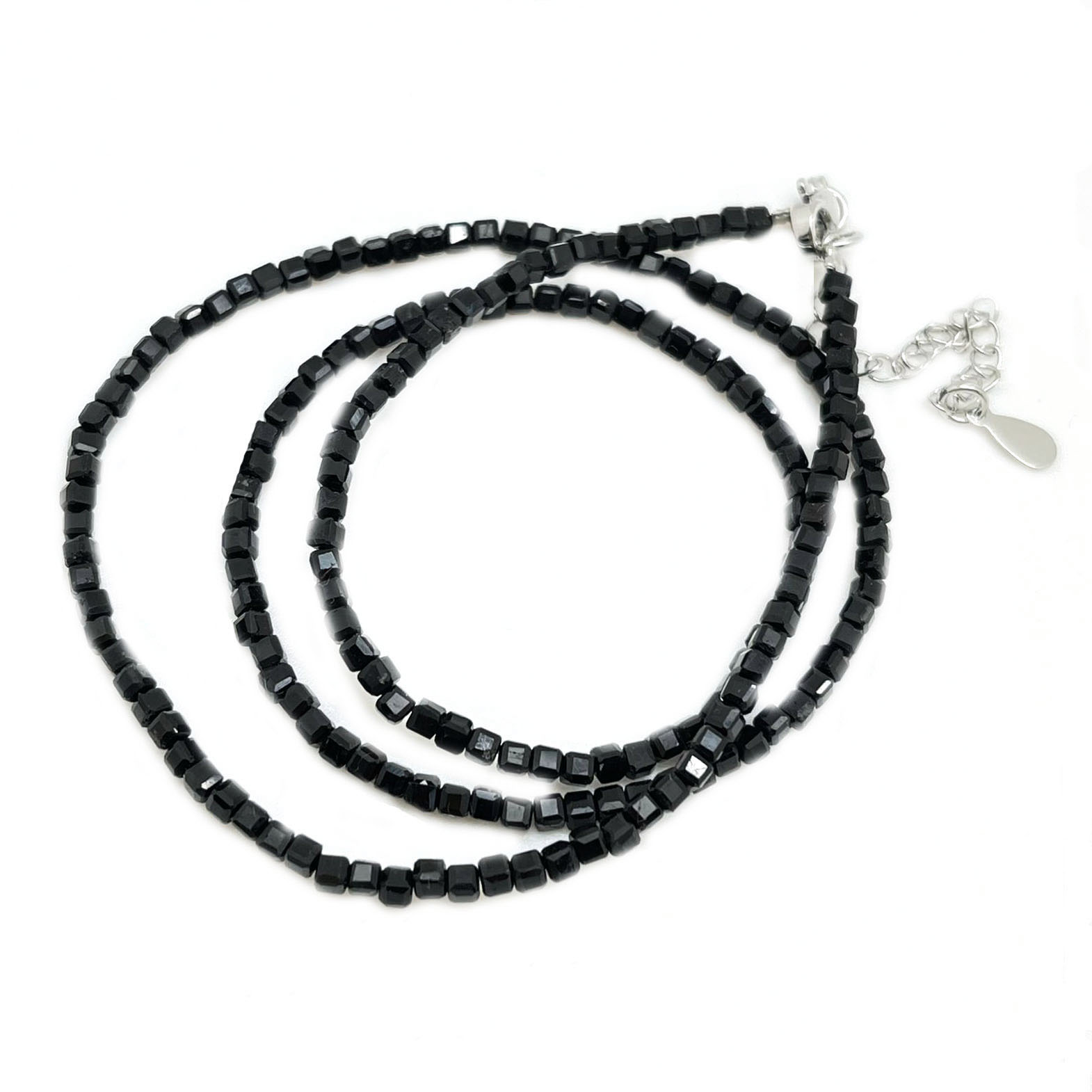 картинка Ожерелье из квадратных бусин черной шпинели 2мм NL125 от магазина El Corazon