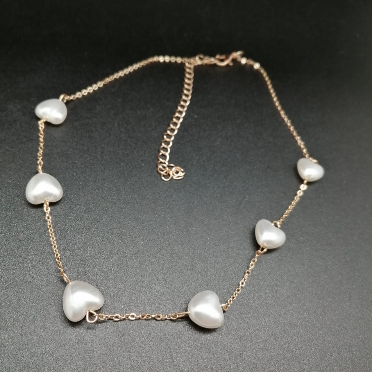 картинка Ожерелье из цепочки и бусин  в виде сердца  от магазина El Corazon