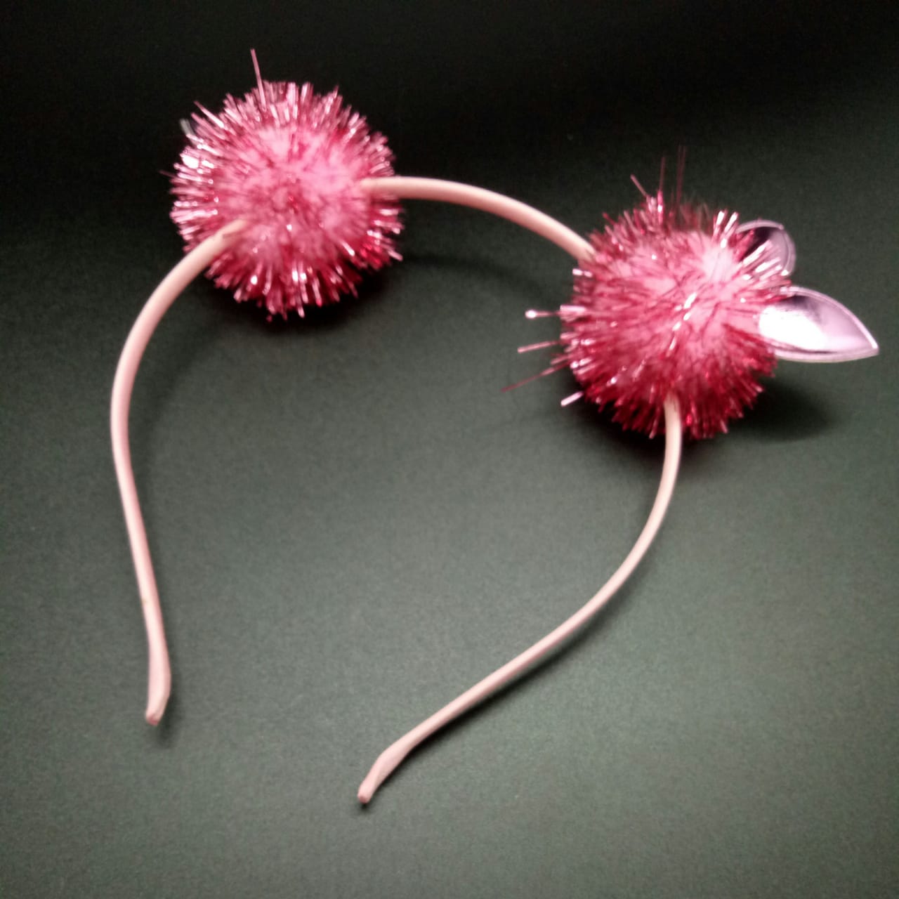 картинка Ободок с ушками и помпонами, розовый от магазина El Corazon