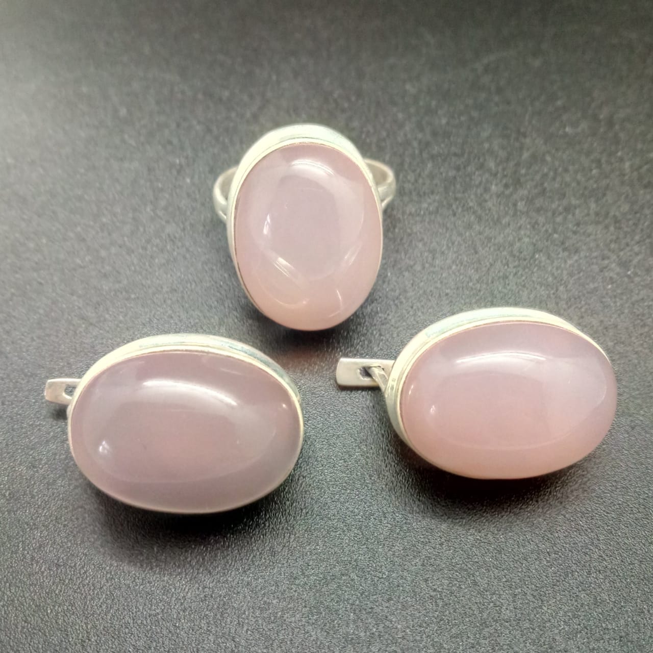 картинка Комплект серьги и кольцо из серебра и Розового кварца 01 от магазина El Corazon